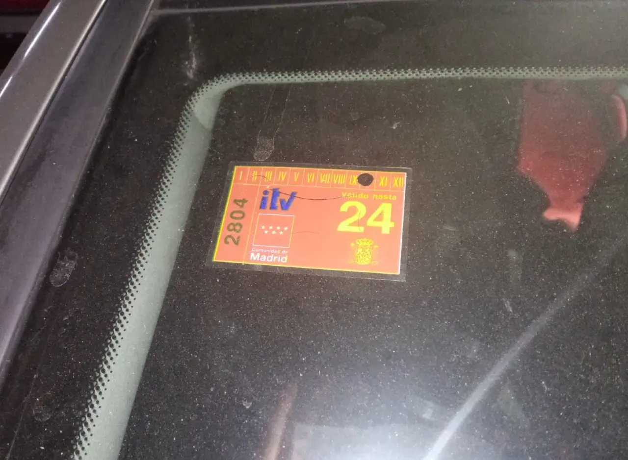 Pegatina ITV Comunidad de Madrid, válida hasta el 24.