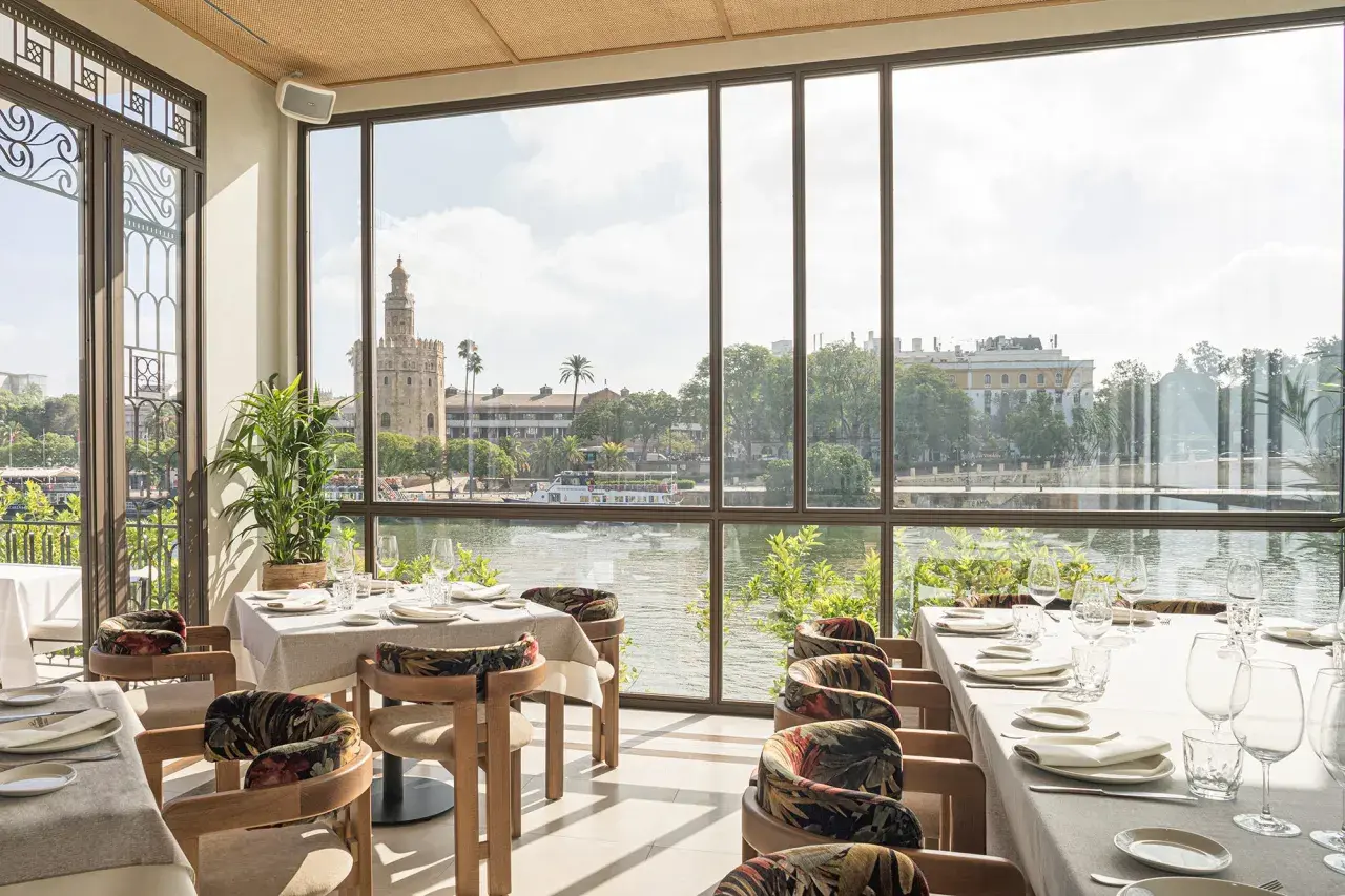 Mesas puestas con vistas a la Torre del Oro. Un lugar ideal donde comer en Sevilla.