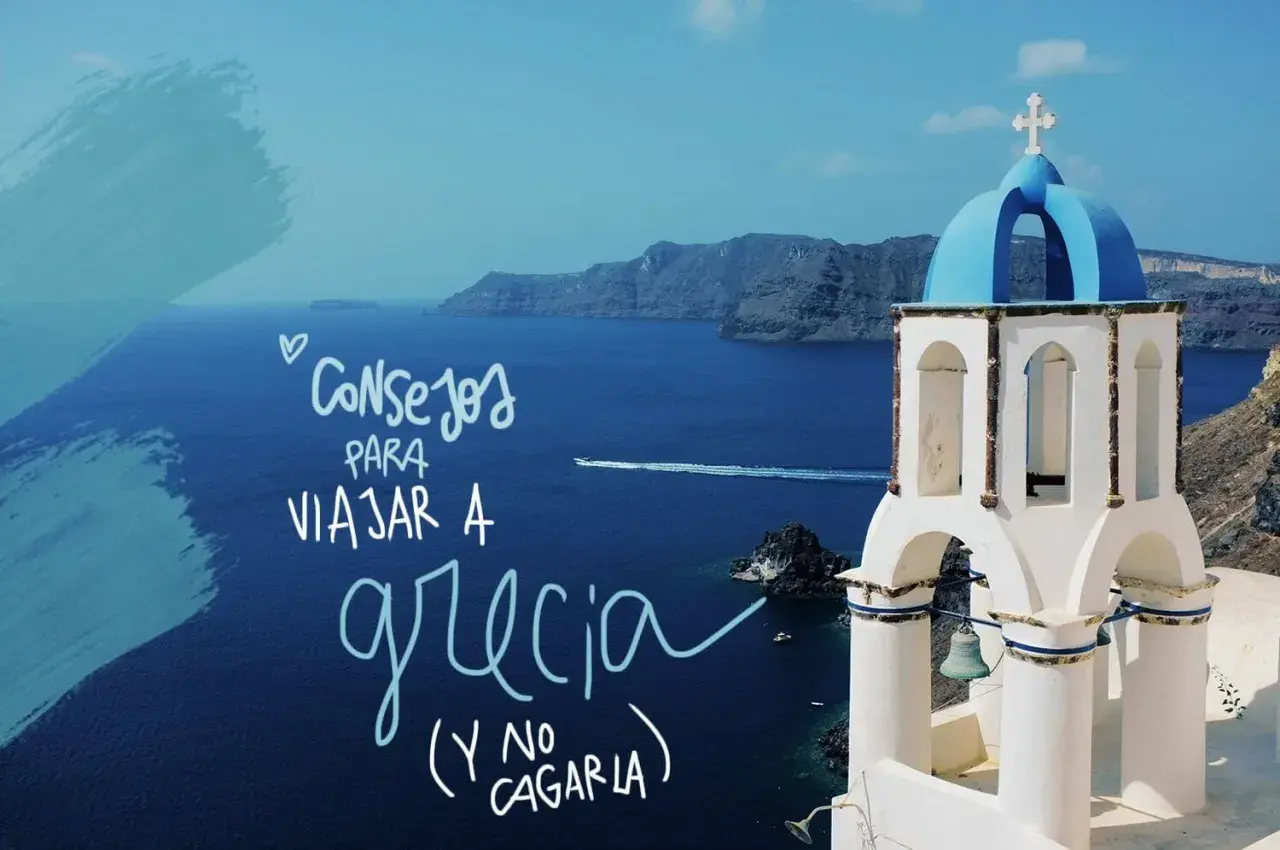 Consejos para viajar a Grecia y disfrutar de sus islas. Vista de Santorini con iglesia blanca y cúpula azul sobre el mar Egeo.