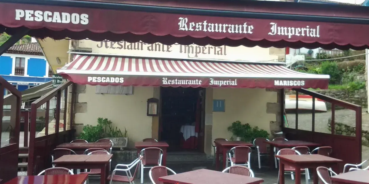 Mesas listas para comer en tazones en el Restaurante Imperial, especializado en pescados y mariscos.