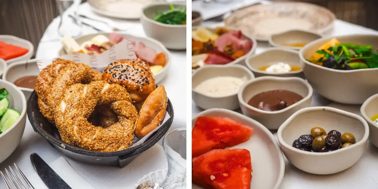 Desayuno turco con simit, aceitunas, fruta y dulces. ¡Una delicia para saber dónde comer en Estambul!