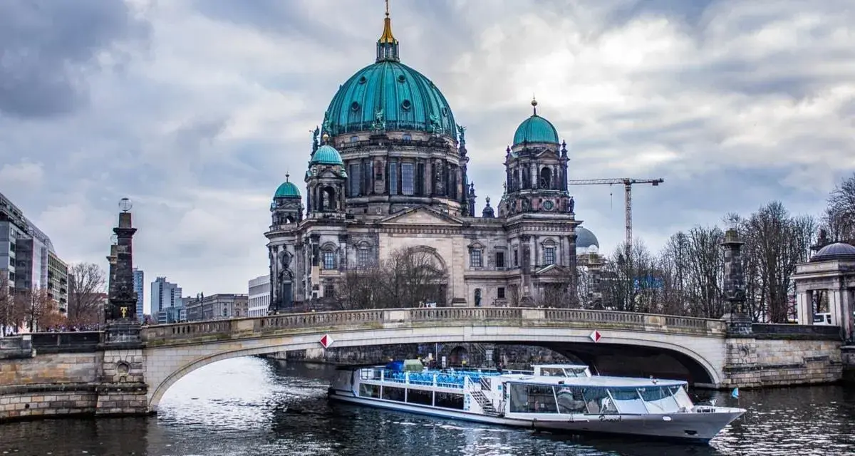 Crucero por el río Spree con el Berliner Dom de fondo. Una vista icónica para saber qué ver en Berlín en 4 días.
