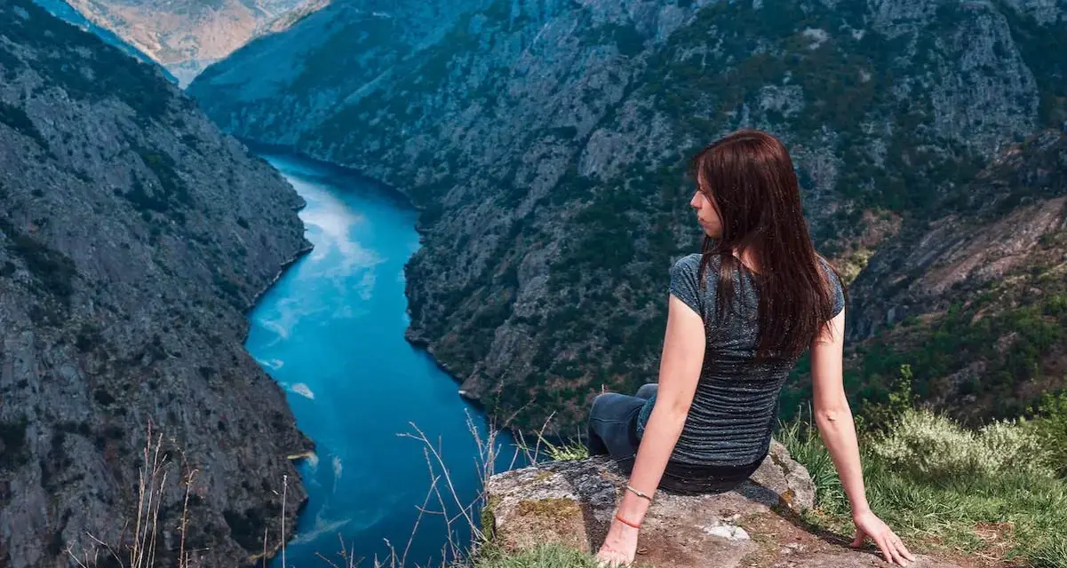 Mujer contempla el cañón del Sil, un paisaje impresionante de Ribeira Sacra que ver.