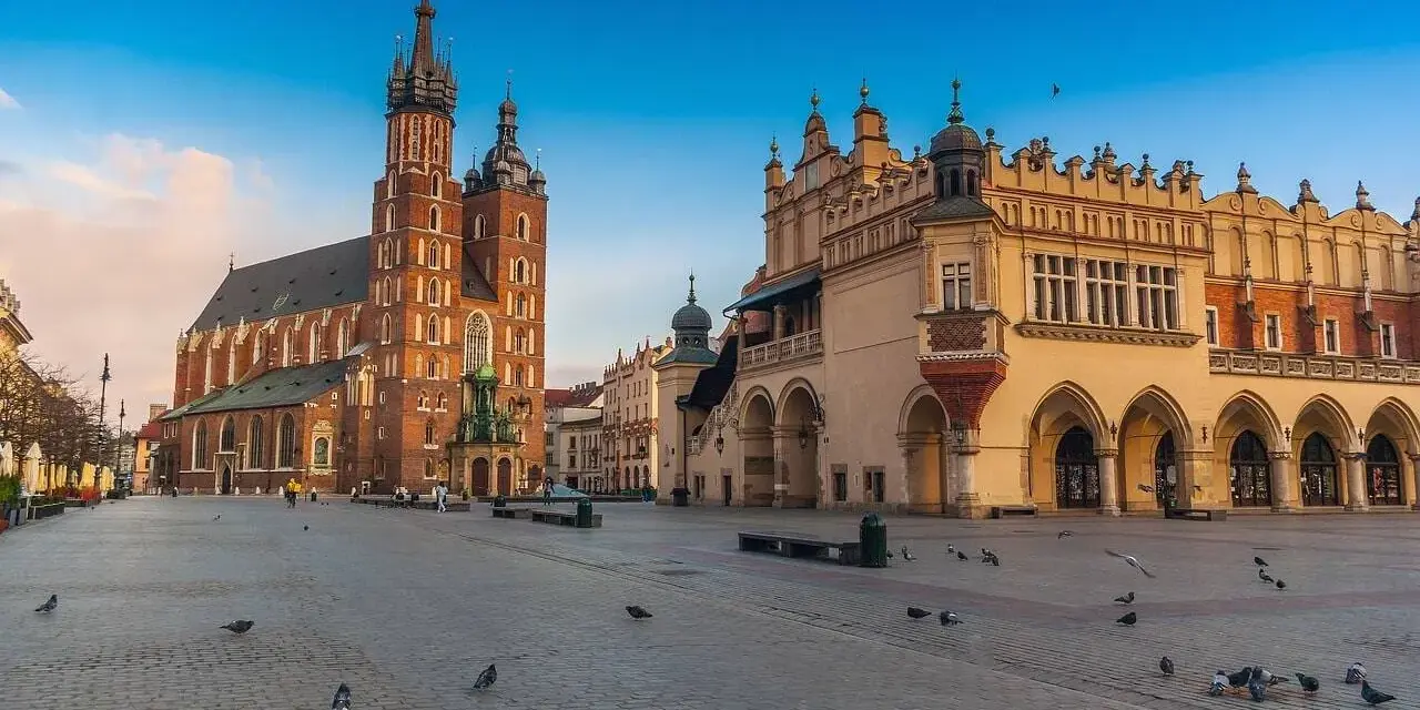 Plaza de Cracovia con la Basílica de Santa María y la Lonja de los Paños. Ideal para excursiones en Krakow.