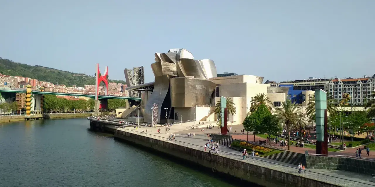 Museo Guggenheim y el puente rojo, un plan perfecto que ver en Bilbao en 1 día.