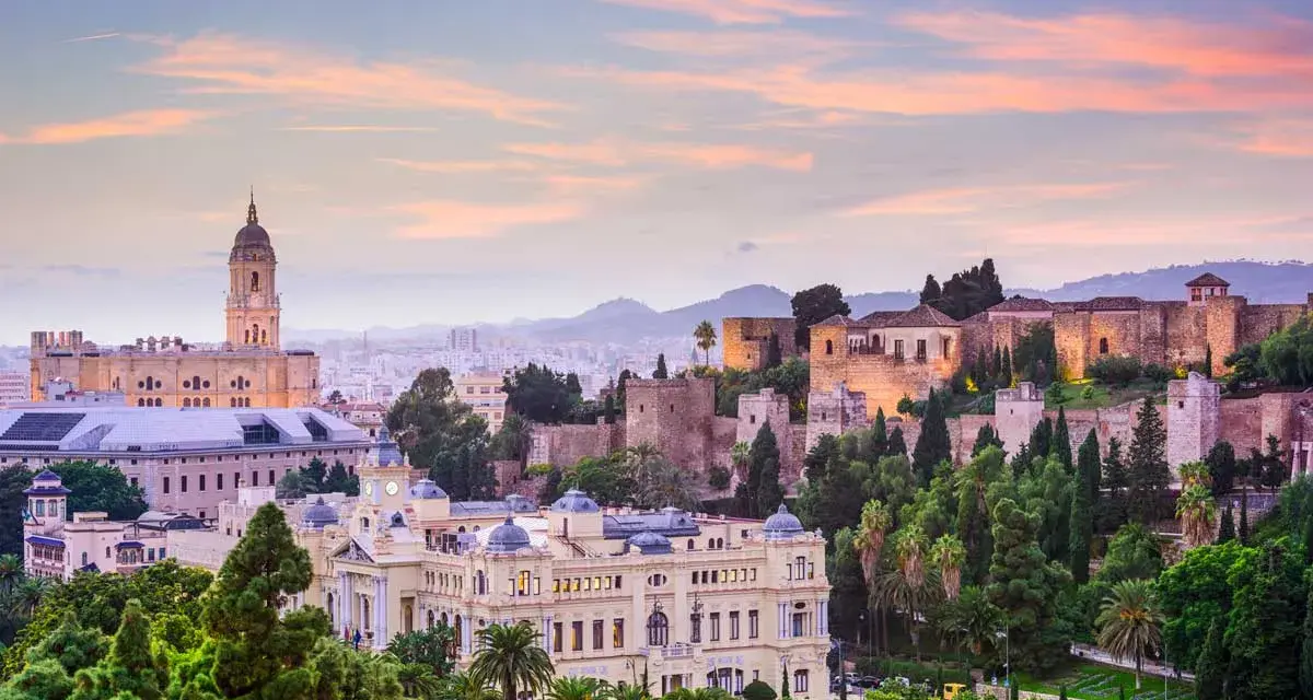 Atardecer sobre Málaga: la Alcazaba, la Catedral y edificios históricos. ¡Ideas para que ver en Málaga en 2 días!