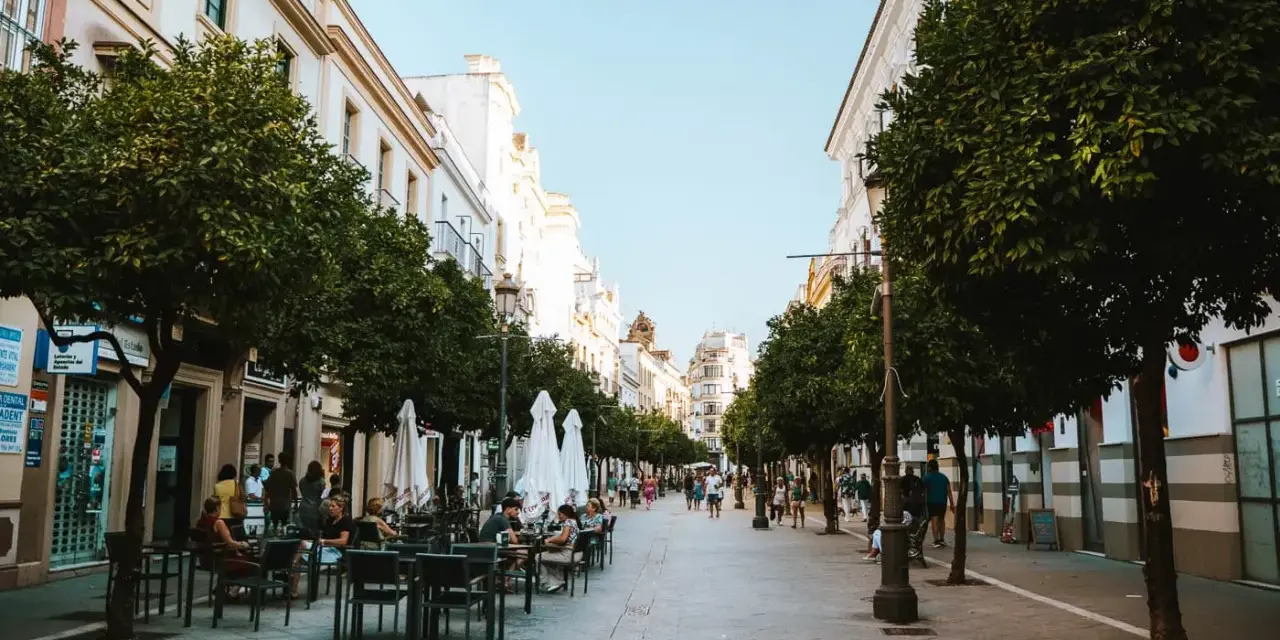 Disfruta de un día en Jerez de la Frontera paseando por esta calle arbolada con terrazas.