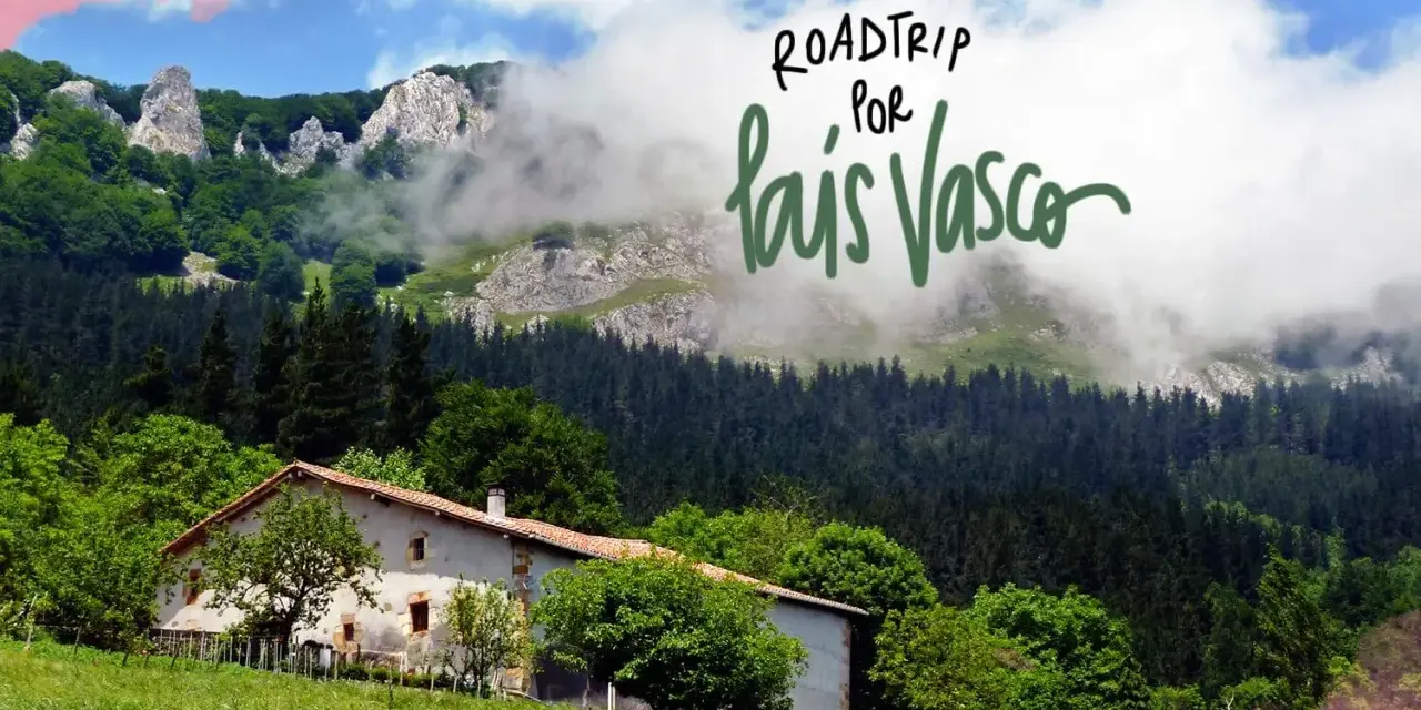 Un caserío vasco rodeado de verde, con montañas neblinosas al fondo. ¡Ideal para un roadtrip por País Vasco en 5 días!