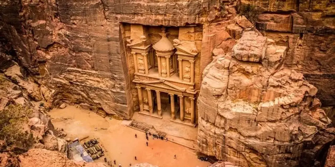 El Tesoro de Petra, tallado en roca, es una maravilla. Viajar a Jordania es seguro y te permite explorar esta joya histórica.