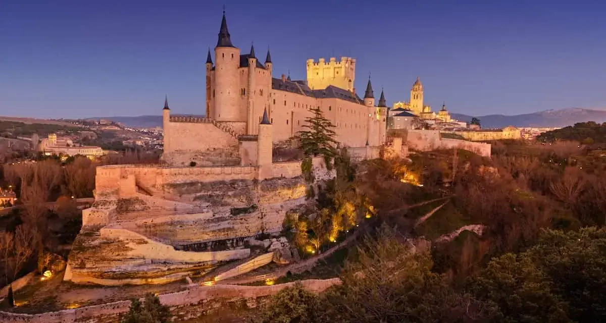 Impresionante Alcázar de Segovia al atardecer. Un lugar mágico que ver en Segovia en un día, con su silueta sobre el paisaje.