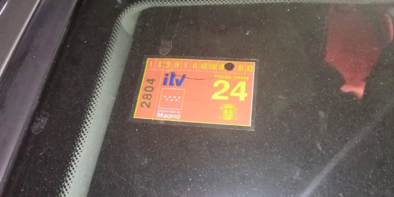 Pegatina ITV Comunidad de Madrid, válida hasta el 24.