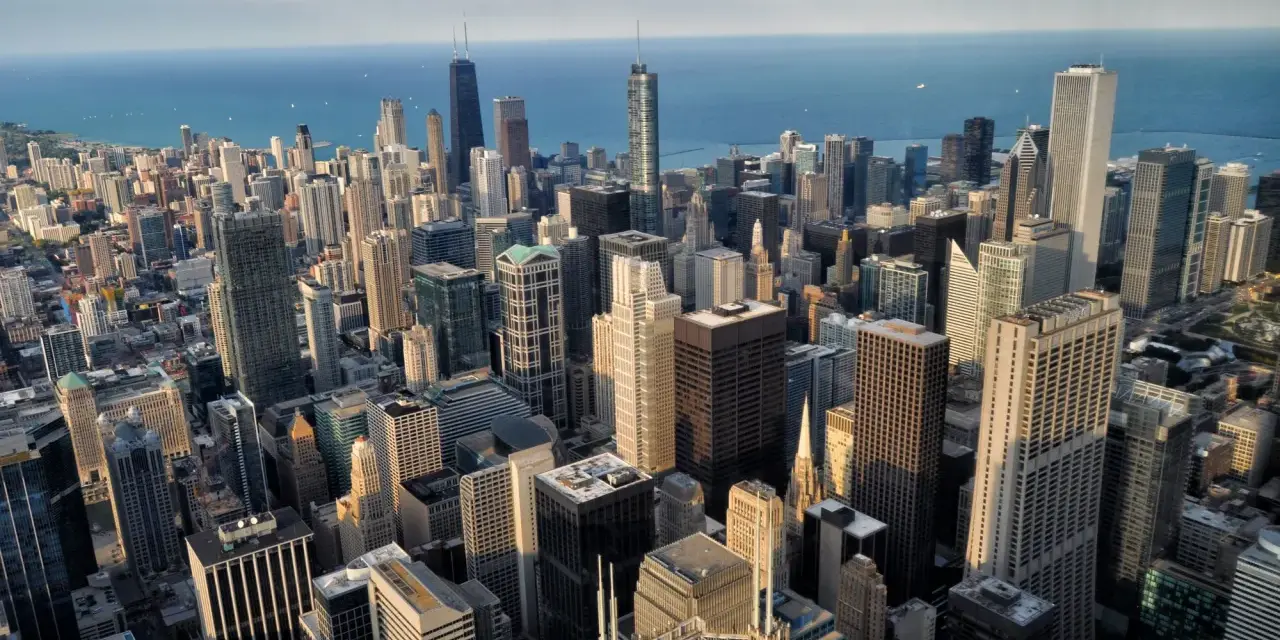 Vista aérea de Chicago, ideal para planificar qué ver en Chicago en 3 días. Rascacielos y el lago Míchigan.