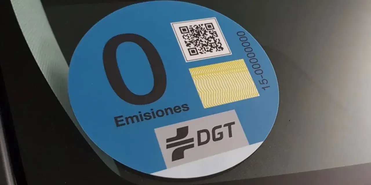 Pegatina de "0 Emisiones" de la DGT, distintivo para coches cero emisiones.