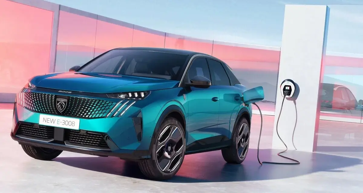 Coche eléctrico azul, un auto recargable conectado a un punto de carga en un entorno moderno y minimalista.