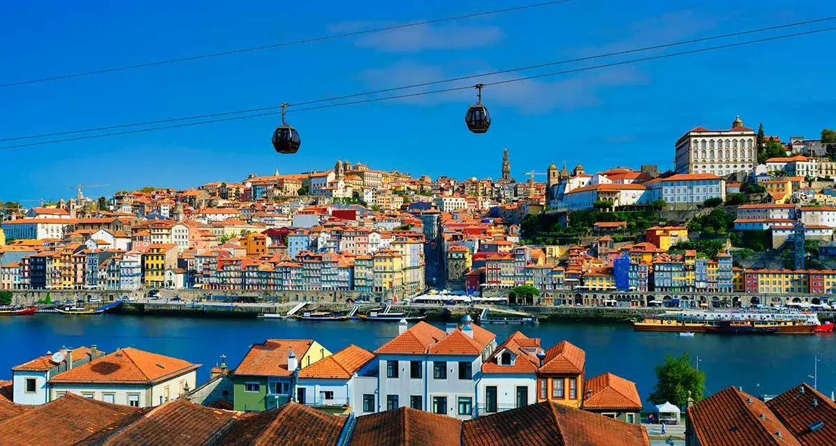 Teleférico sobre el río Duero, con vistas a las coloridas casas de Oporto. ¡Un viaje inolvidable a Oporto!