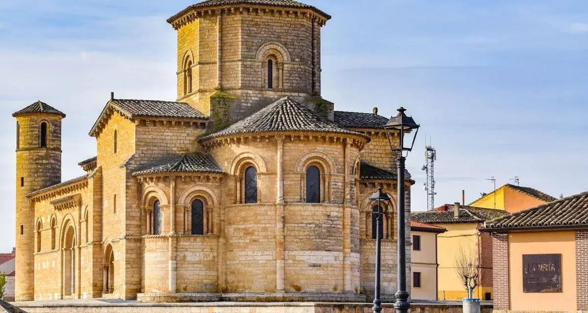Iglesia románica de San Miguel de Arlanza, un tesoro que ver en Palencia. Su torre y ábsides son impresionantes.