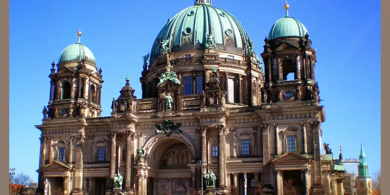 Imponente Catedral de Berlín, un lugar clave que ver en Berlín en 3 días. Gente pasea frente a su fachada.