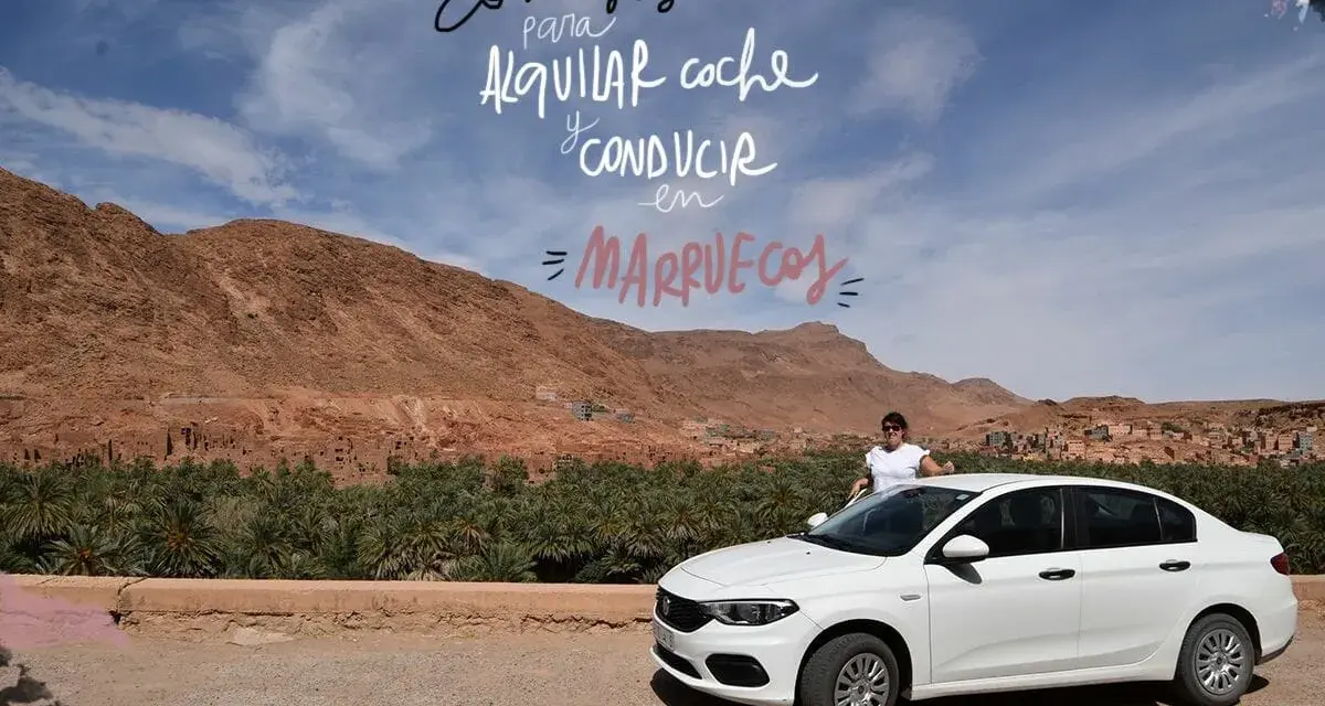 Consejos para alquilar coche y conducir en Marruecos. Paisaje desértico con palmeras y una mujer junto a un coche blanco.
