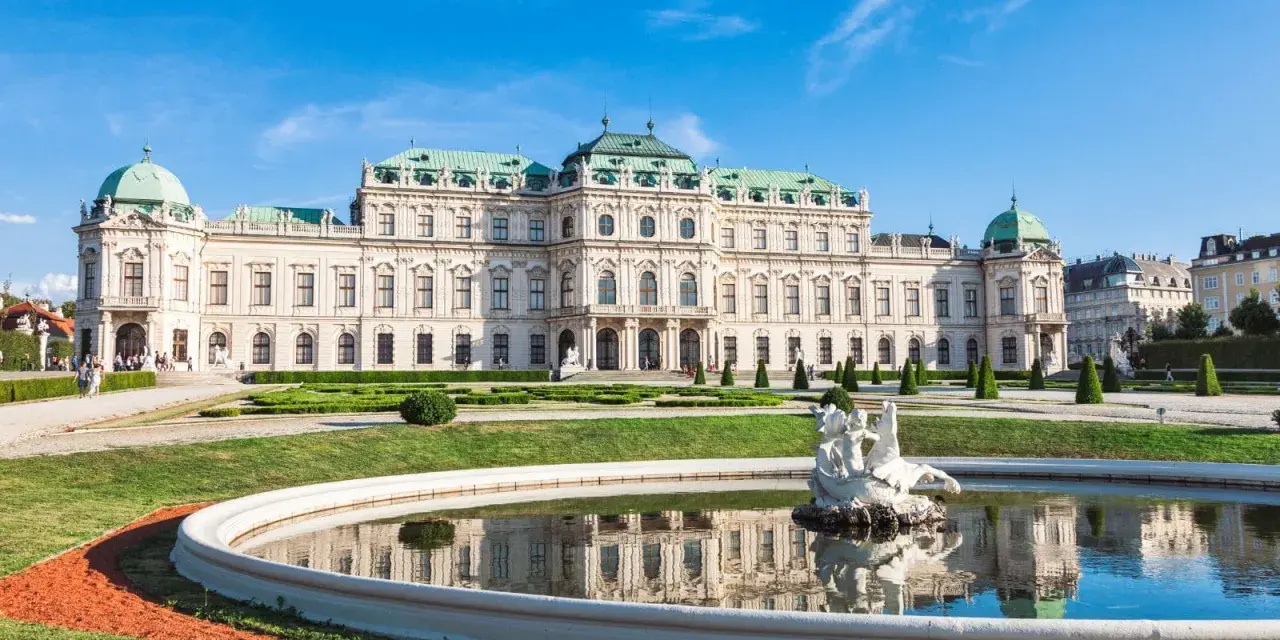 Palacio Belvedere, ideal para tu itinerario de qué ver en Viena en 3 días. Fuente con escultura y jardines cuidados.