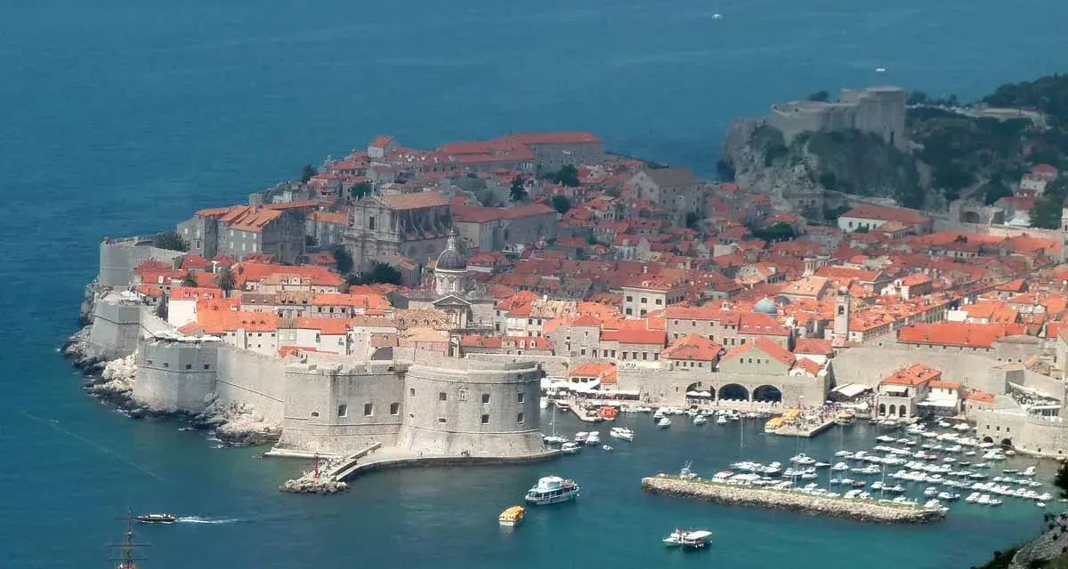 Dubrovnik, Croacia, un escenario perfecto para lunas de miel, con sus murallas históricas, tejados rojos y el mar azul.