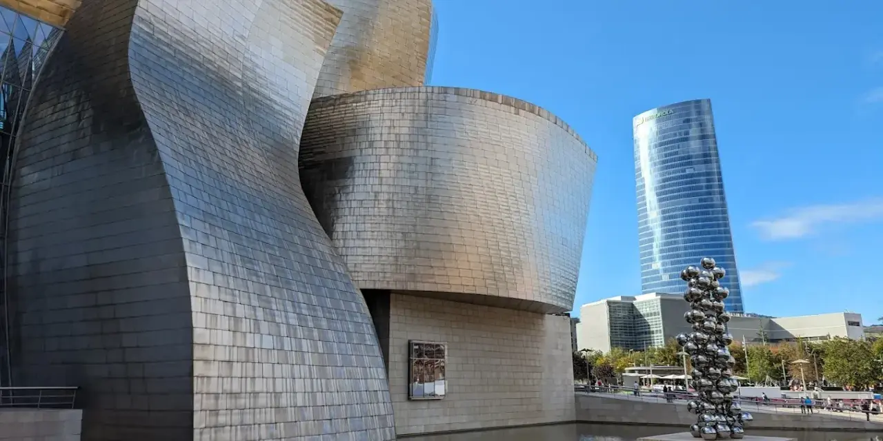 Museo Guggenheim Bilbao, un ícono para saber qué ver en Bilbao en 2 días. Reflejos metálicos y escultura moderna.