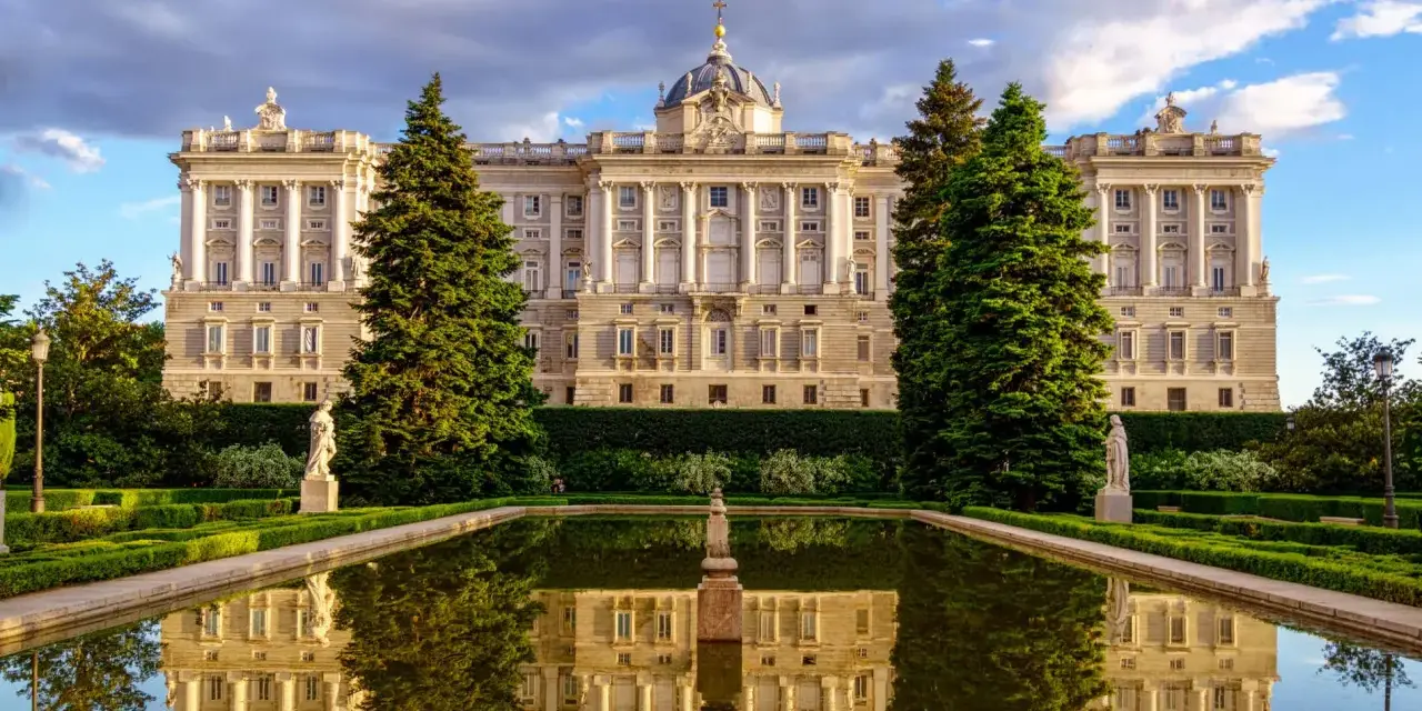 Palacio Real de Madrid reflejado en un estanque, un lugar imprescindible que ver en Madrid.