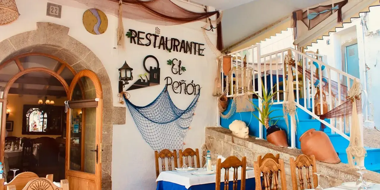 Restaurante "El Peñón", un lugar ideal donde comer en Peñíscola, con decoración marinera y mesas listas para disfrutar.
