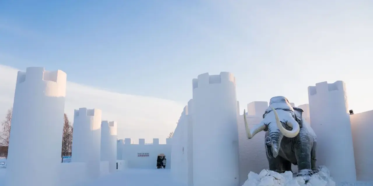 Castillo de nieve con un mamut, una atracción para ver en Finlandia.