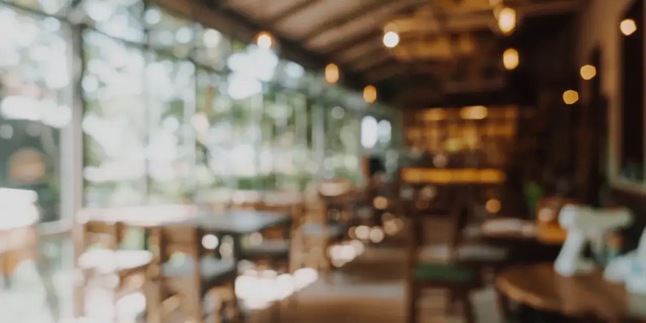Ambiente acogedor para comer en Gandía, con mesas de madera y luces cálidas.