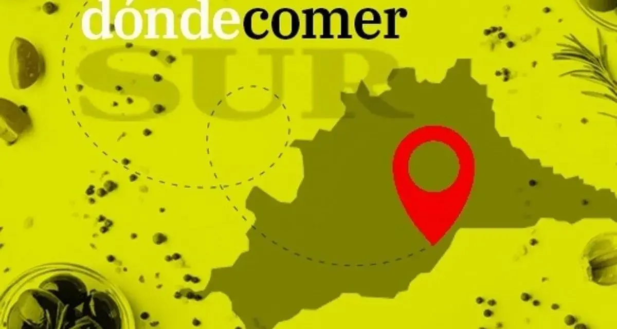 Mapa de Málaga con un pin rojo, indicando dónde comer en Frigiliana. Ingredientes como aceitunas y romero rodean el diseño.