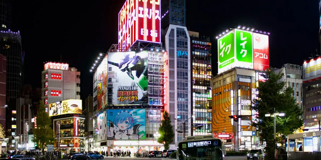 Noche vibrante en Tokio, con luces de neón y anuncios de anime. Ideal para saber qué ver en Tokio en 3 días.