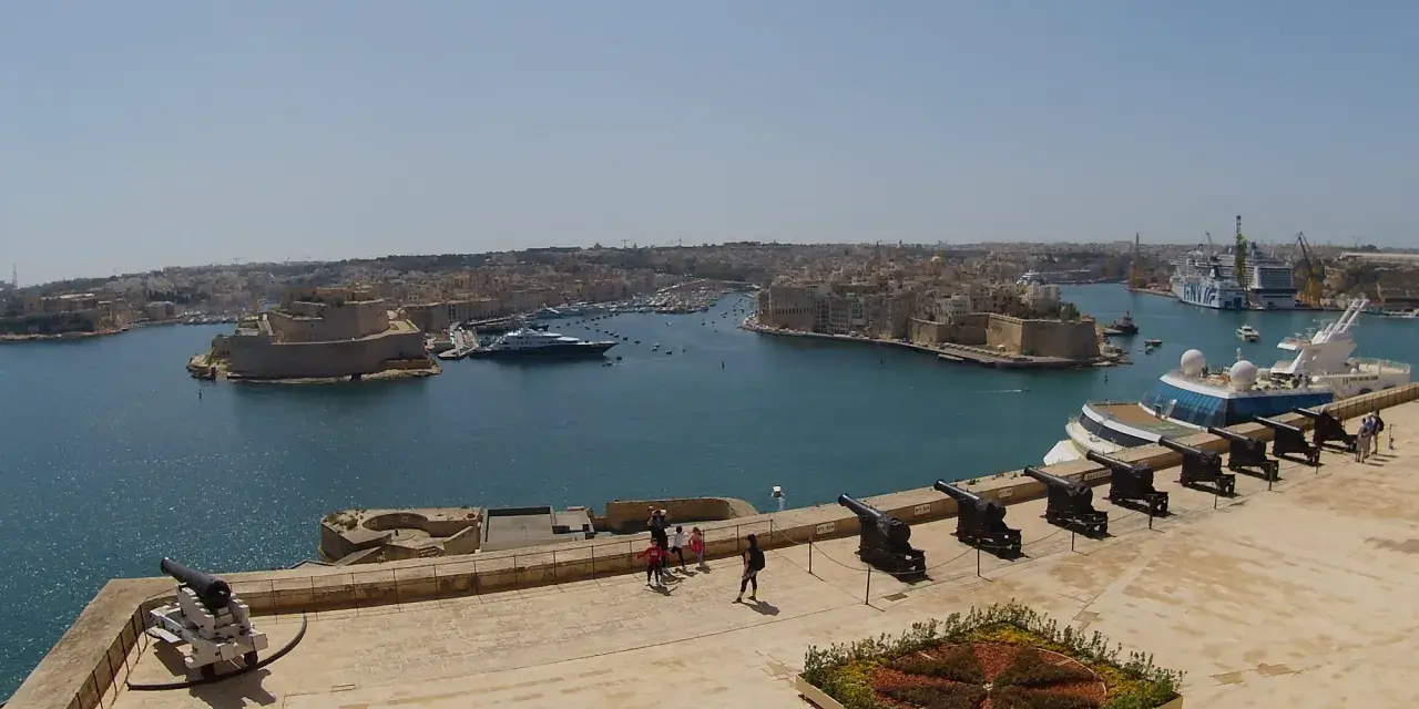 Vista del puerto de Malta con cañones históricos. ¿Cuántos días ir a Malta? ¡Este lugar inspira una visita larga!