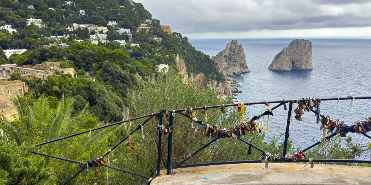 Vista de los Faraglioni, un clásico que ver en Capri. El balcón está adornado con candados de amor.