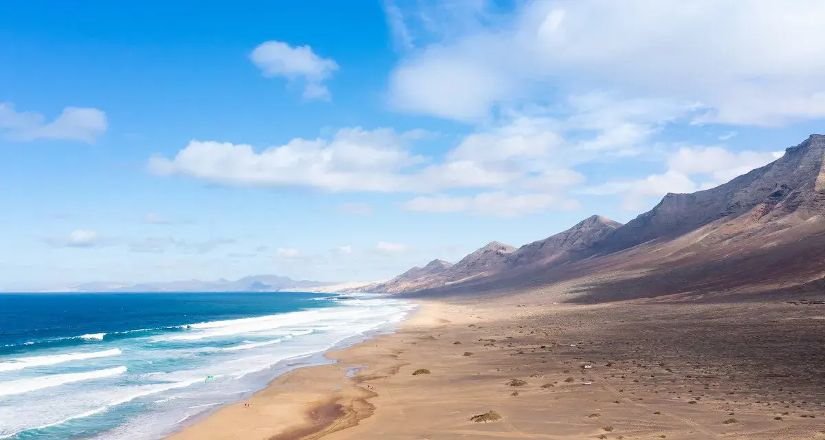 Costa salvaje con montañas y mar azul. ¡Ideas para que ver en Fuerteventura en 5 días!