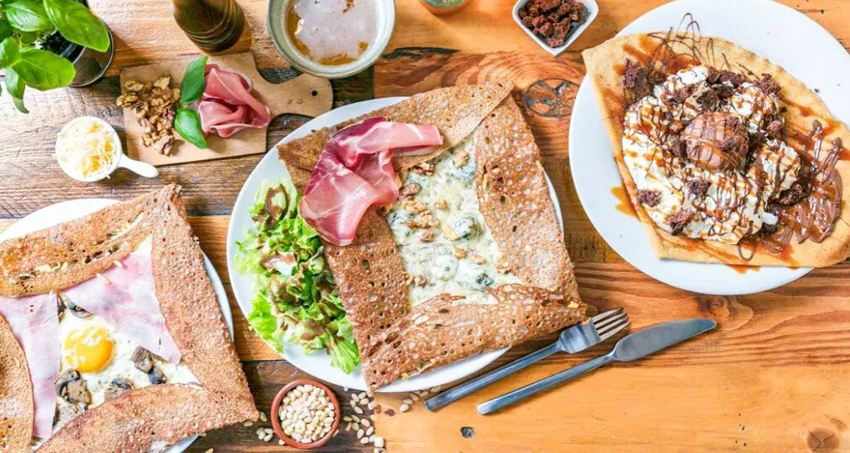 Deliciosas crepas saladas y dulces, perfectas para saber dónde comer en París. Una opción para cada gusto.