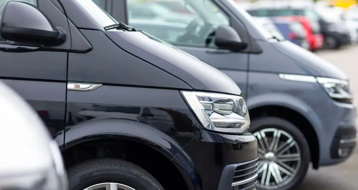 Furgonetas negras y grises aparcadas. Una oportunidad para la iva reducido compra coche segunda mano.