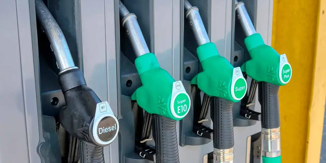 Boquillas de gasolinera: una negra para Diesel y tres verdes para Super E10 y Super Plus. Así puedes saber si un coche es gasolina o diésel.