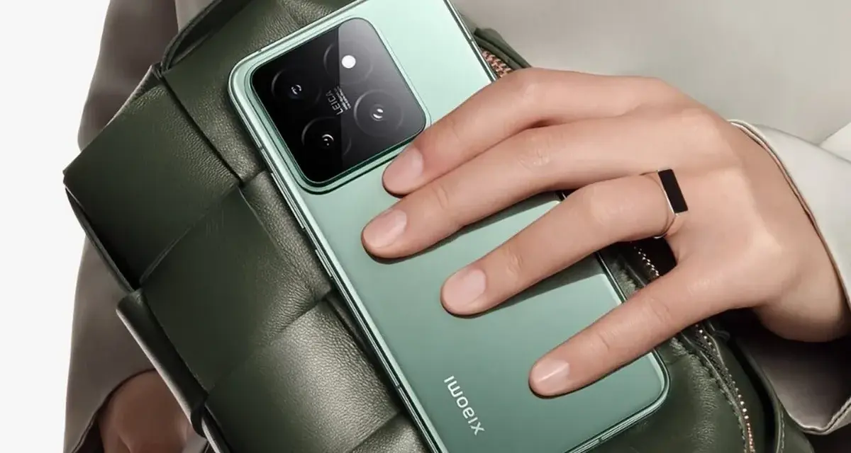 Mano con anillo sostiene un teléfono verde con cámara Leica, ideal para tus aplicaciones para viajar y capturar recuerdos.