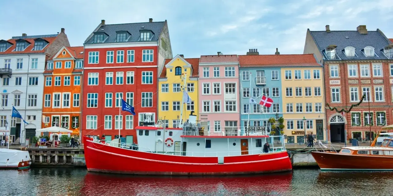 Canal de Nyhavn, Copenhague. Coloridas casas y barcos, un lugar imperdible que ver en Dinamarca.