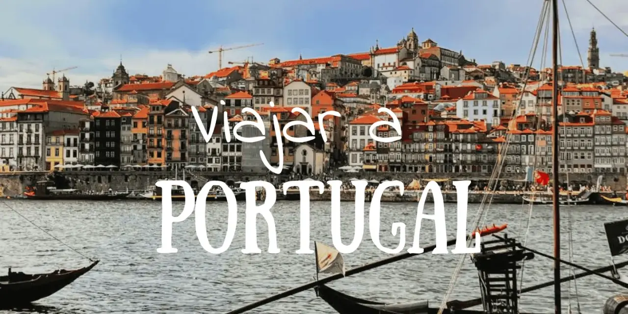 Barcos tradicionales navegan por el río Duero ante la colorida Ribeira de Oporto. ¡Un sueño para viajar a Portugal!