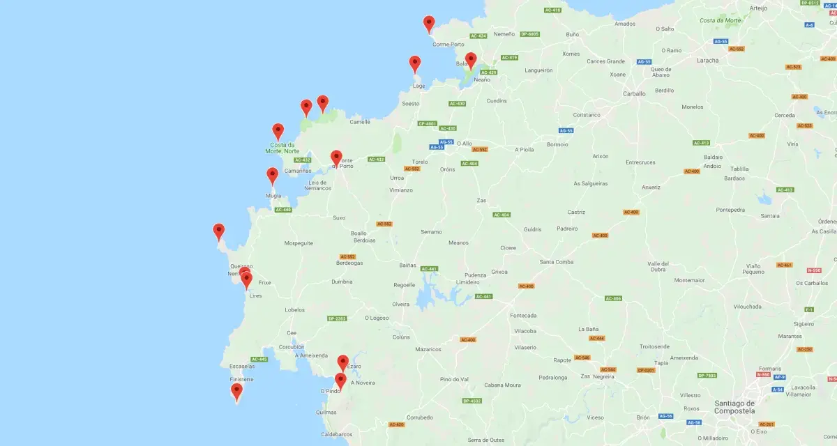 Ruta en coche por la Costa da Morte, con puntos de interés marcados en el mapa.