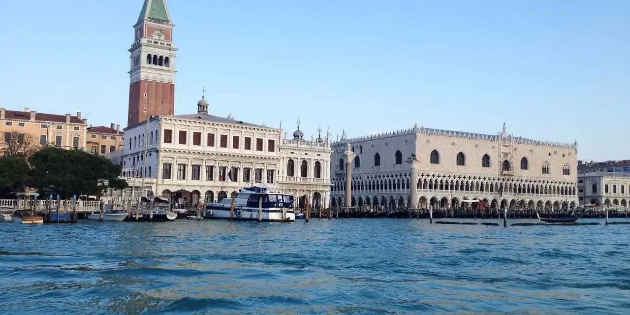 Vista del Gran Canal de Venecia con el Palacio Ducal y el Campanario. Ideal para tu Venezia unica city pass.