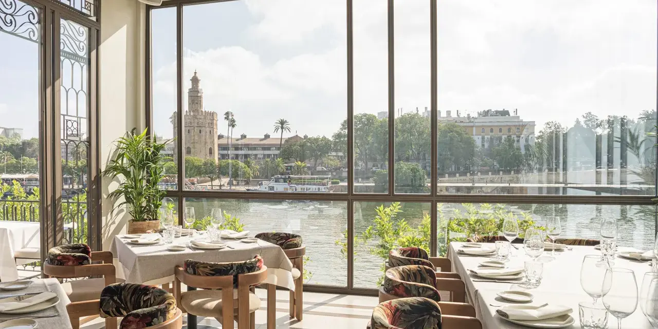 Mesas puestas con vistas a la Torre del Oro. Un lugar ideal donde comer en Sevilla.