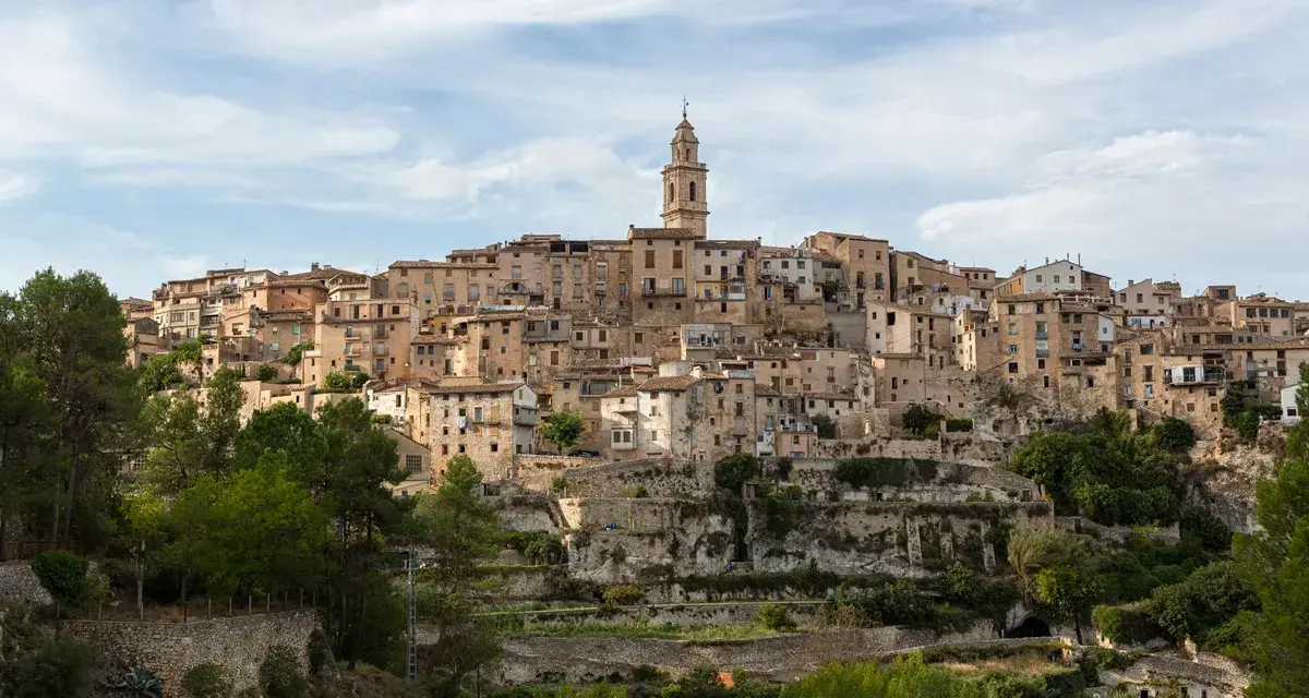 Pueblo de Bocairent en cuesta, ideal para comer y pasear entre sus casas de piedra y su torre campanario.