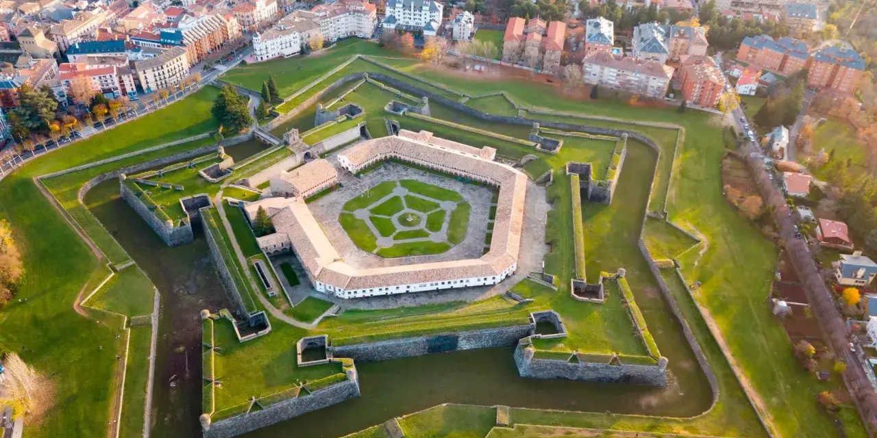 Fortaleza de Jaca, un impresionante ejemplo de arquitectura militar, es un lugar clave que ver en Jaca. Sus fosos y bastiones forman una estrella.