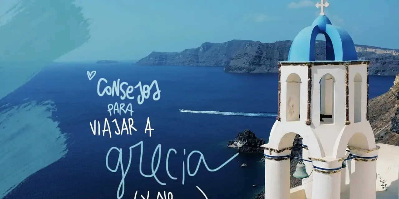 Consejos para viajar a Grecia y disfrutar de sus islas. Vista de Santorini con iglesia blanca y cúpula azul sobre el mar Egeo.