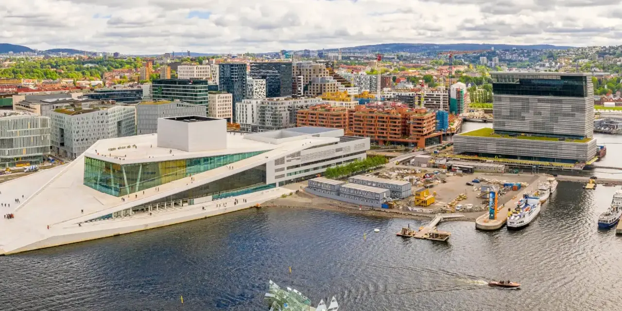 Vista aérea de la Ópera de Oslo y el moderno distrito de Bjørvika. ¡Perfecto para saber qué ver en Oslo en 1 día!