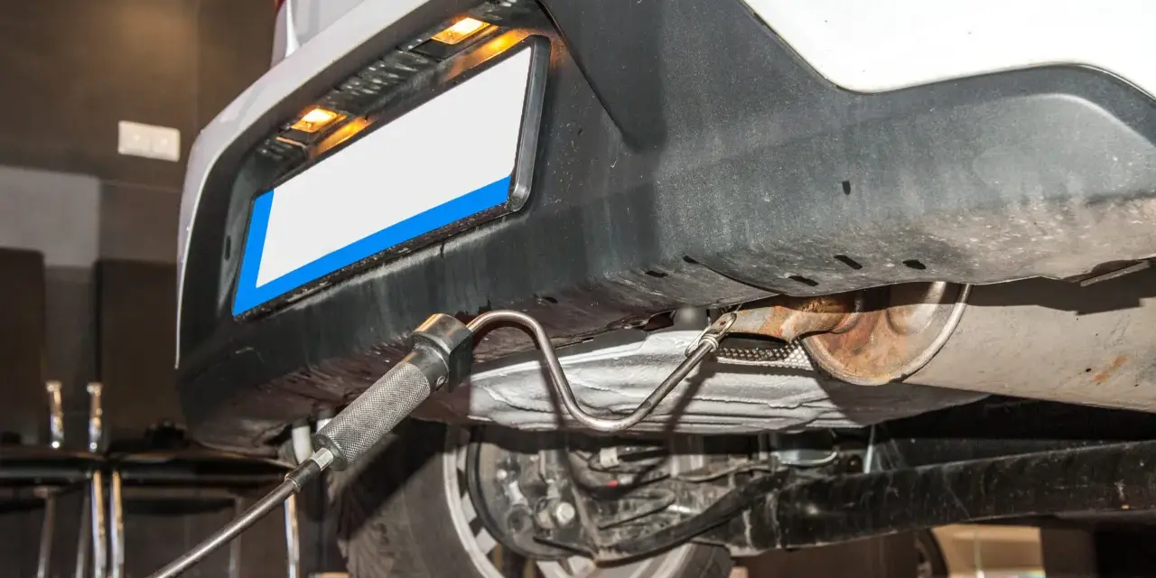 Sonda conectada al tubo de escape para comprobar emisiones coche.