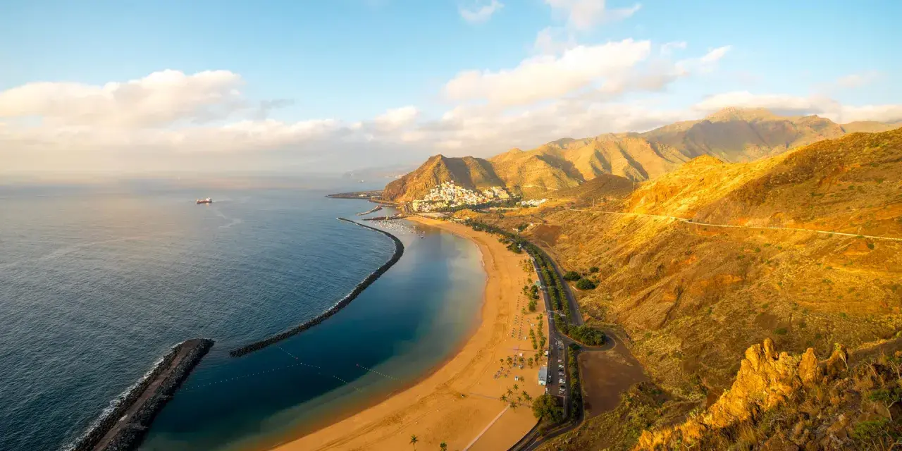 Playa de Las Teresitas, Tenerife. Un plan perfecto para saber qué ver en Tenerife en una semana, con su arena dorada y montañas al atardecer.