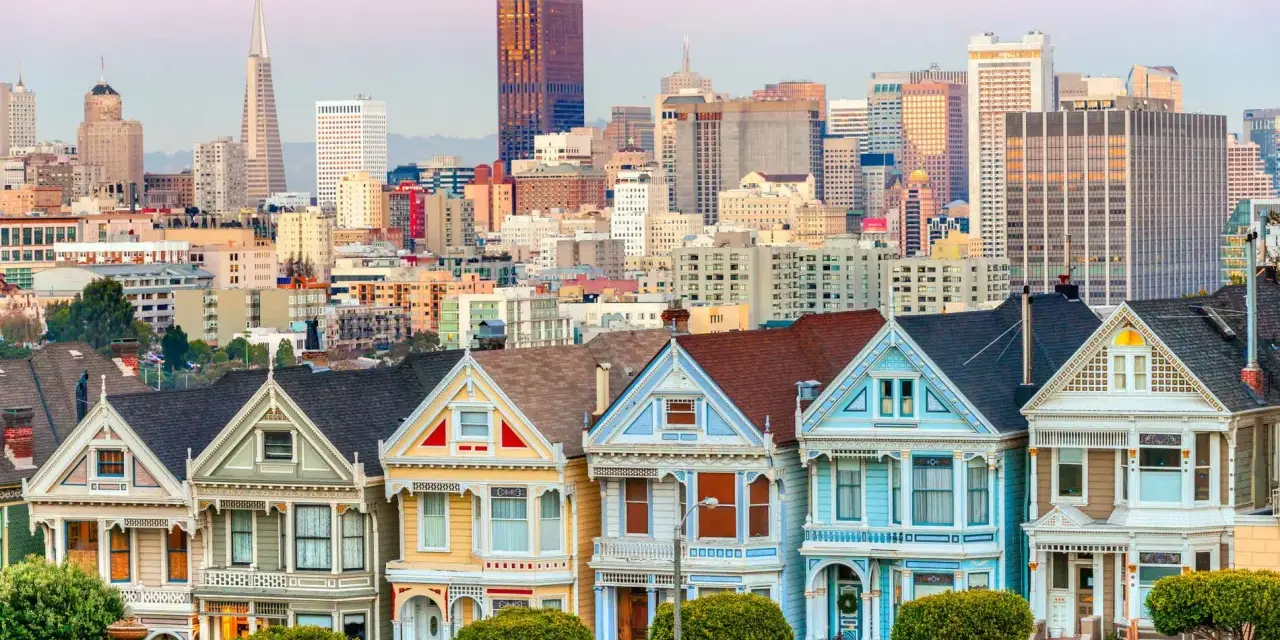 Las Pintadas Damas de San Francisco, un ícono que ver en San Francisco, con el skyline de la ciudad al fondo.